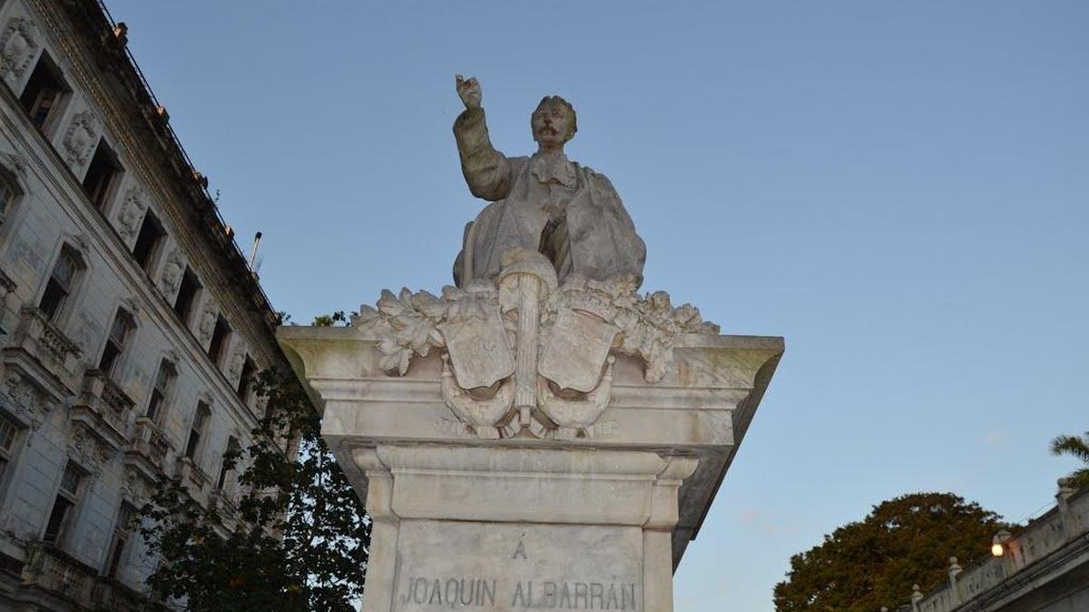 Estatua de Joaquín Albarrán, obra de José Vilalta Saavedra (escultor del Martí del parque Central de La Habana), en su pueblo natal, Sagua la Grande.