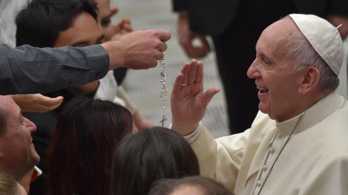 El papa Francisco bendice un rosario durante su audiencia semanal el 30 de noviembre, en El Vaticano.