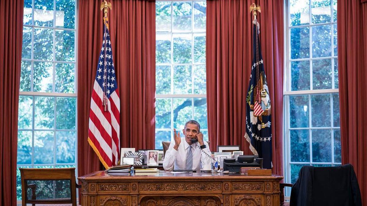 El presidente Barack Obama habla con el gobernante cubano Raúl Castro desde la oficina oval de la Casa Blanca, en Washington, el viernes 18 de septiembre.