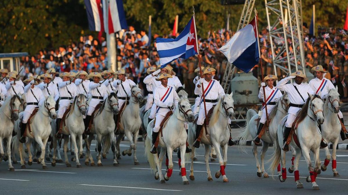 Soldados vestidos como miembros del Ejército Libertador desfilan a caballo el lunes 2 de enero de 2016, en la Plaza de la Revolución de La Habana (Cuba).