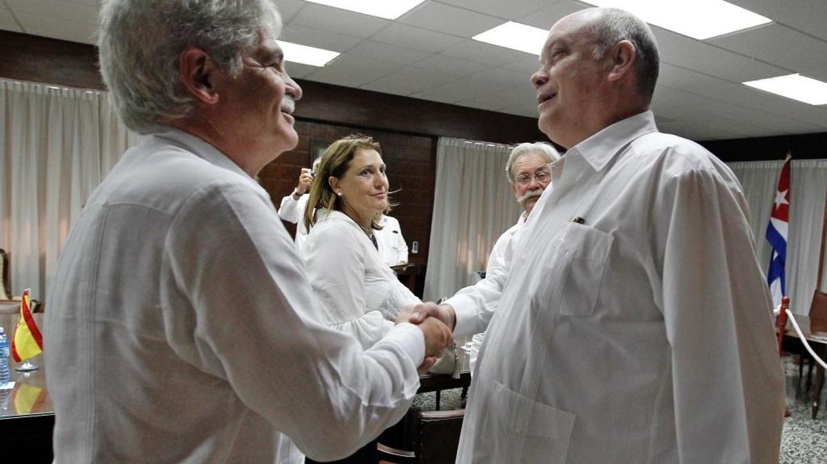 El ministro de Asuntos Exteriores y de Cooperación de España, Alfonso Dastis (i), se reúne con el ministro de Comercio Exterior e Inversión Extranjera de Cuba, Rodrigo Malmierca (d), el 6 de septiembre del 2017, en La Habana (Cuba).
