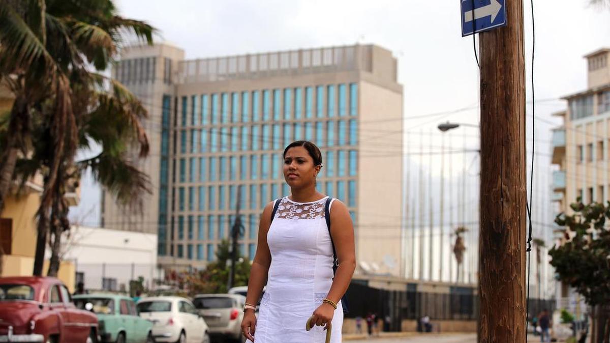 Fotografía del 12 de octubre de 2017, de Danay Rodríguez, una de las personas que acudió a la embajada de los Estados Unidos en La Habana (Cuba), en busca de información sobre su trámite migratorio.