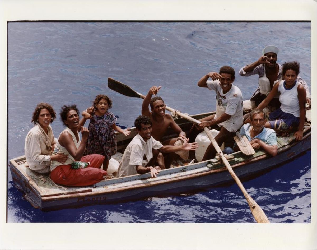 Desesperación en el mar: Una mujer y sus hijos piden ayuda junto a otros balseros a 45 millas de la costa de Cuba, el 24 de agosto de 1994.