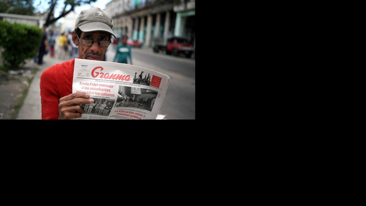
Un vendedor de periódicos muestra el martes la portada del diario oficial Granma, que publica una carta del ex gobernante cubano Fidel Castro, en la que se pronuncia por primera vez sobre el restablecimiento de relaciones entre Cuba y EEUU.
