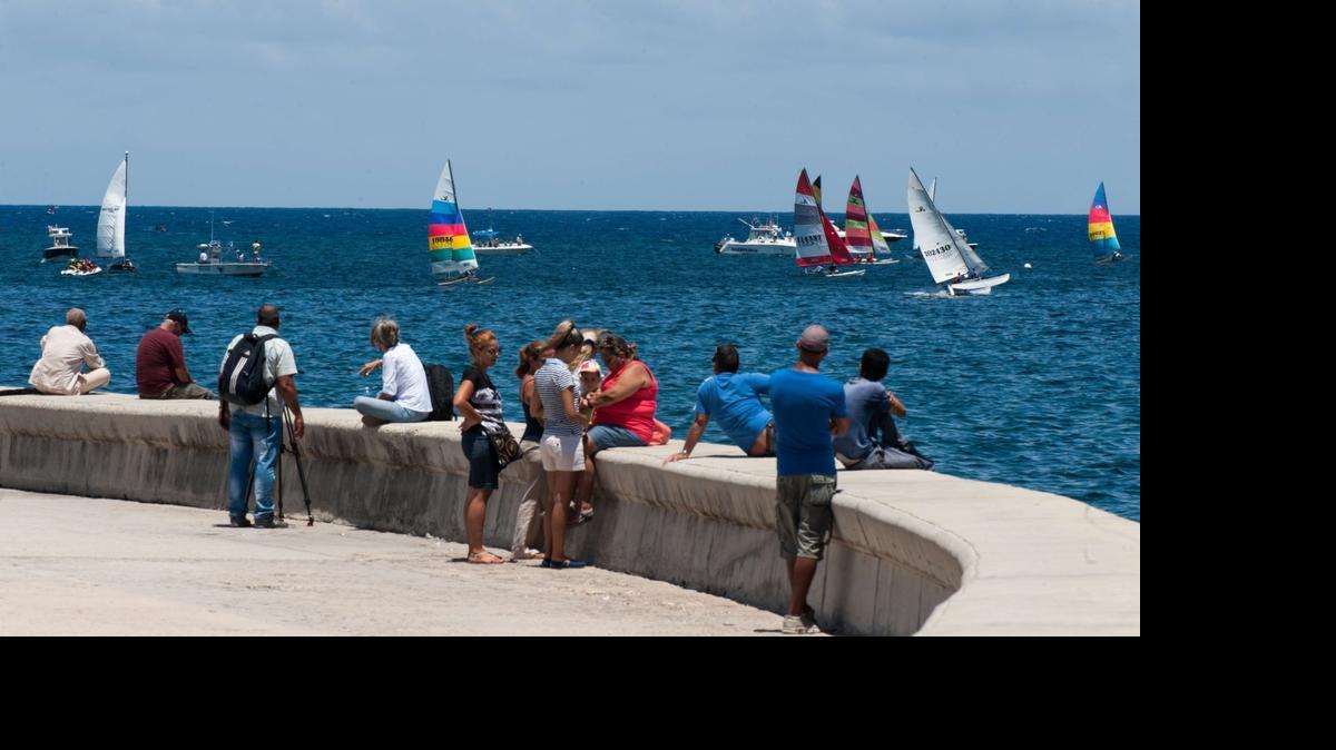 
Veleros de Cuba y Estados Unidos participaron el martes en la simbólica regata en las aguas del litoral que bordea el Malecón de La Habana
