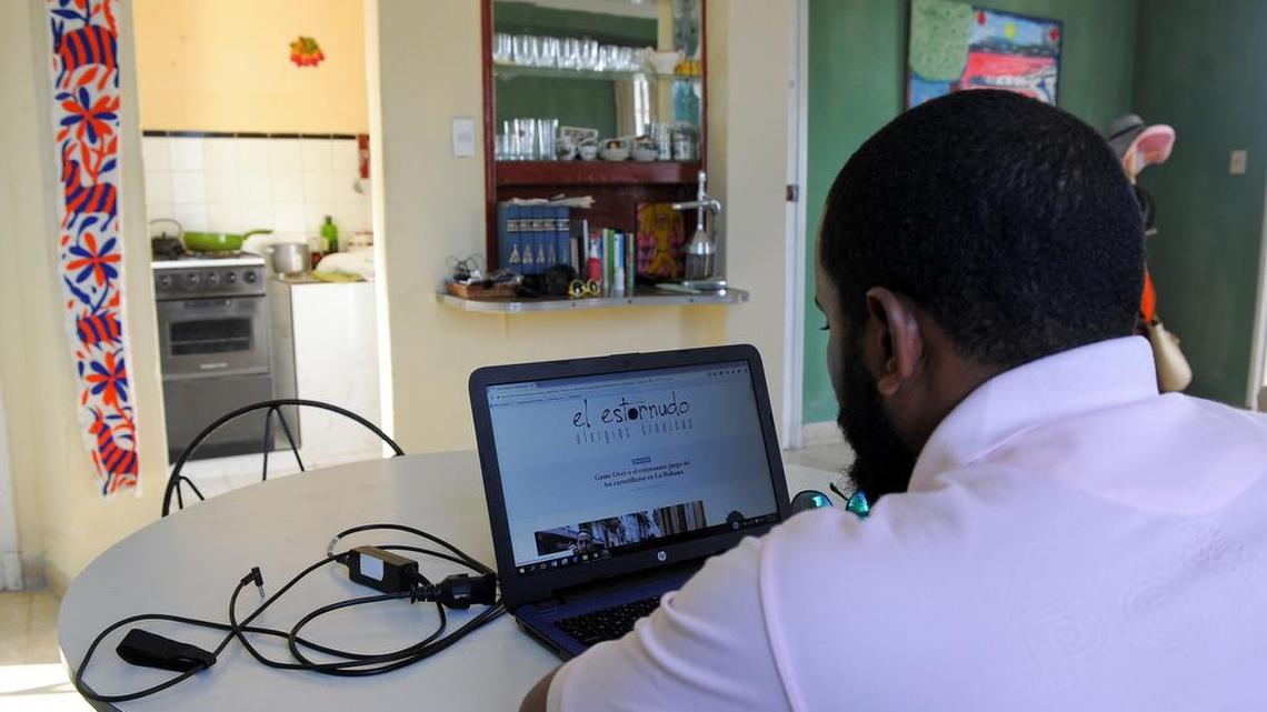 El periodista cubano Abraham Jiménez, responsable del sitio web de información independiente "El Estornudo", escribe en su computadora portátil en su casa de La Habana, el 17 de octubre de 2016.