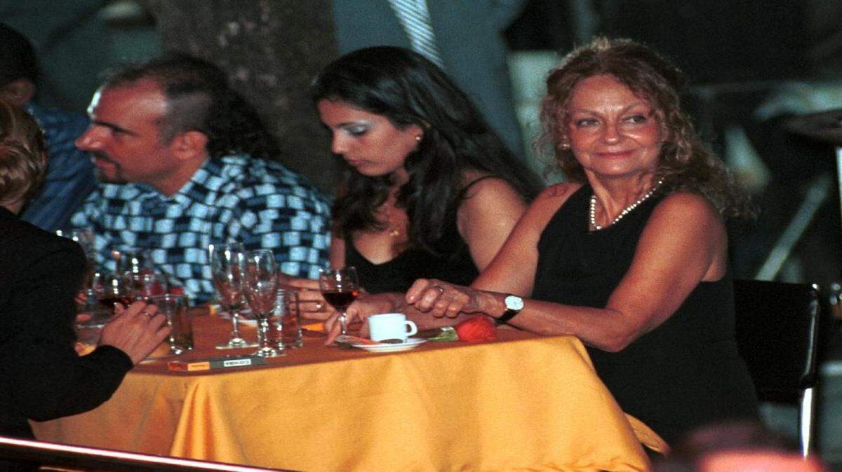 Dalia Soto del Valle (der) con Alexander (izq), uno de los hijos que tuvo con Fidel Castro, y una mujer no identificada en un evento en el Cabaret Tropicana de La Habana en febrero del 2001.
