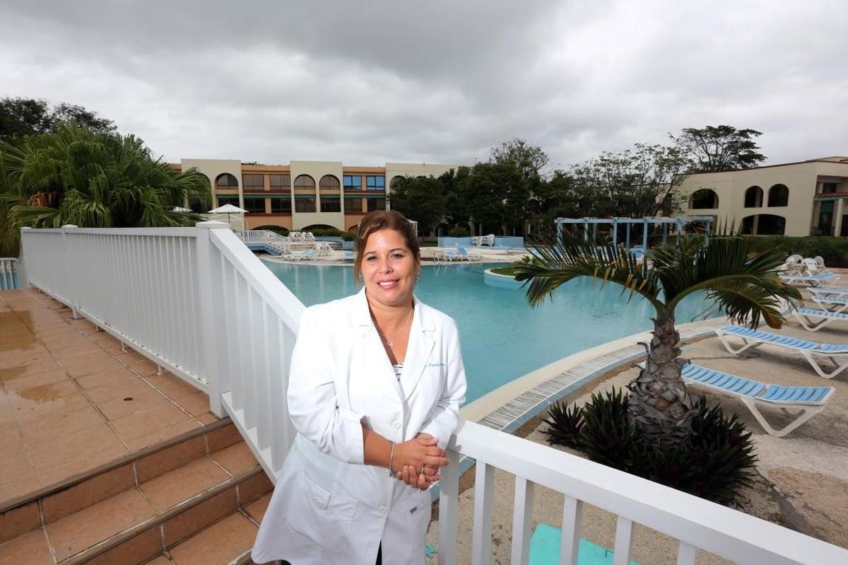 La doctora Anabely Estevez trabaja en La Pradera, una instalación en La Habana donde pacientes extranjeros reciben tratamiento y medicamentos para el cáncer y otras enfermedades.