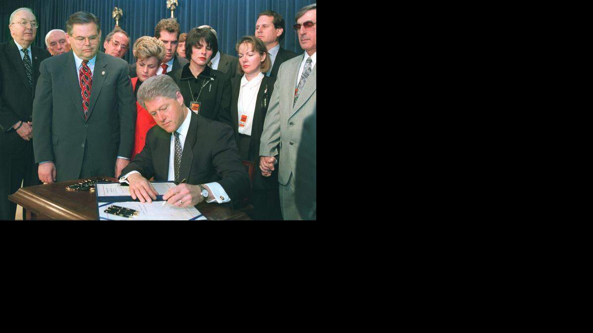 
El presidente Bill Clinton firma la Ley Helms-Burton en Washington, el 12 de marzo de 1996.


