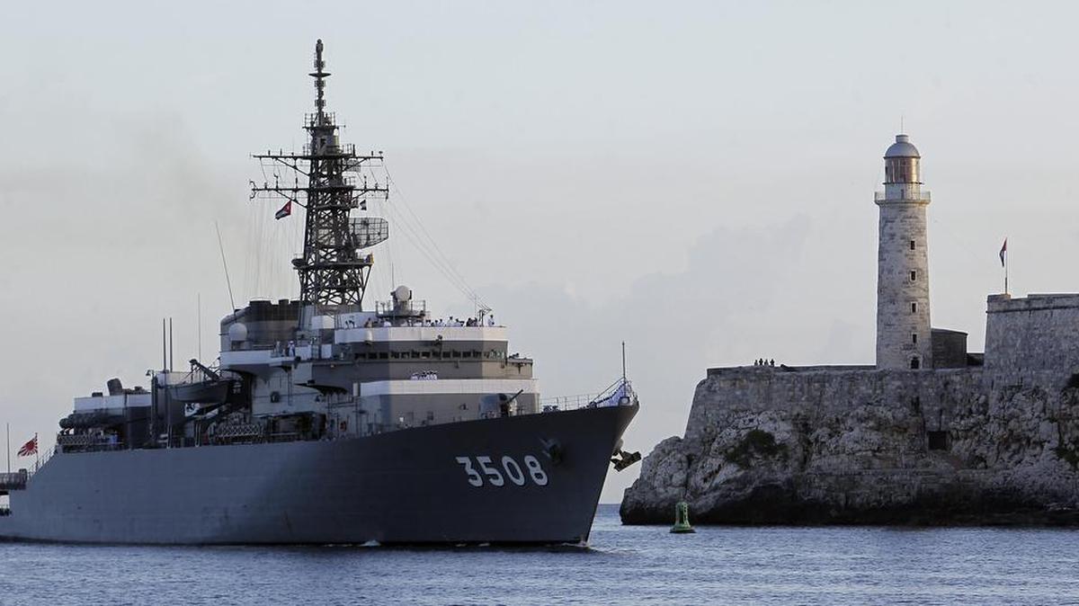 El buque Kashima del escuadrón de entrenamiento de la Fuerza de Autodefensa Marítima de Japón llegan el 6 de julio del 2017, a la isla como parte de su recorrido por diferentes puertos del mundo, en La Habana (Cuba).