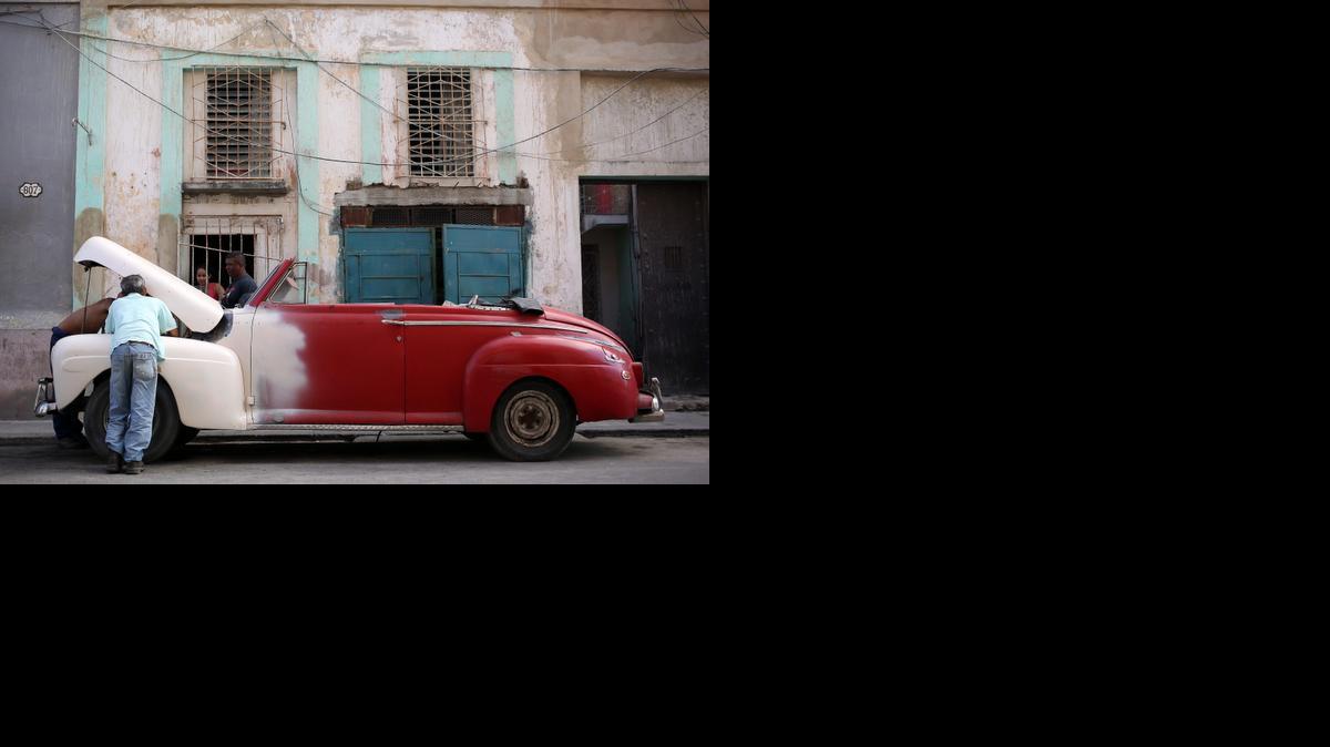 
Un hombre repara un viejo auto norteamericano en una calle de La Habana el pasado lunes 5 de enero.
