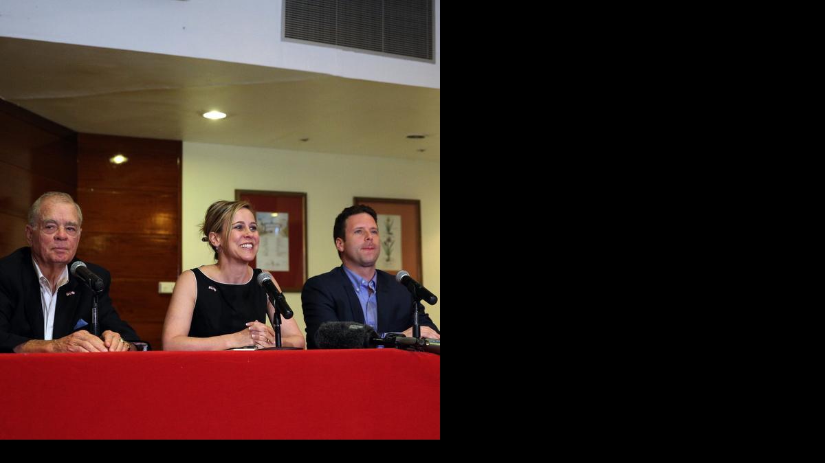
La presidenta de la ‘Coalición Agrícola de EEUU por Cuba’, Devry Boughner, habla Junto a John Block (izq.), ex secretario de Agricultura durante el gobierno de Ronald Reagan el lunes , en La Habana durante una rueda de prensa. 
