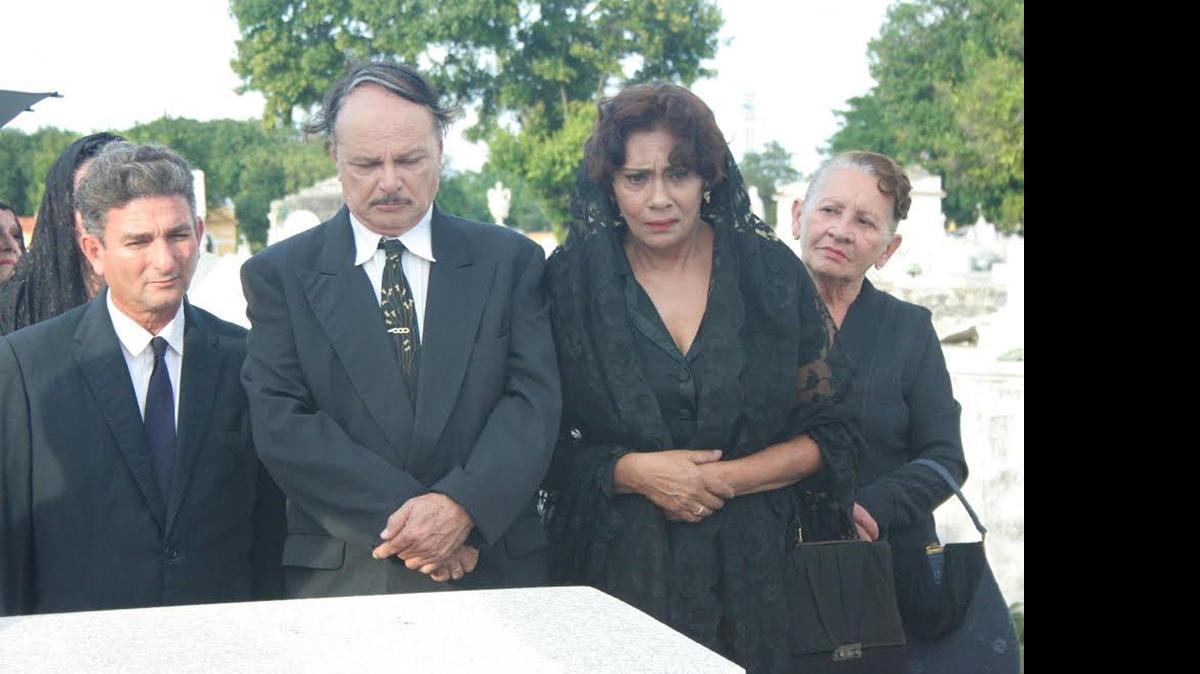 
La colaboración junto al intérprete de teatro cubano Héctor Quintero en la obra “Contigo, pan y cebolla”, llevada al cine, contribuyó a convertir a Alina Rodríguez, en una de las figuras más importantes de las tablas en Cuba.
