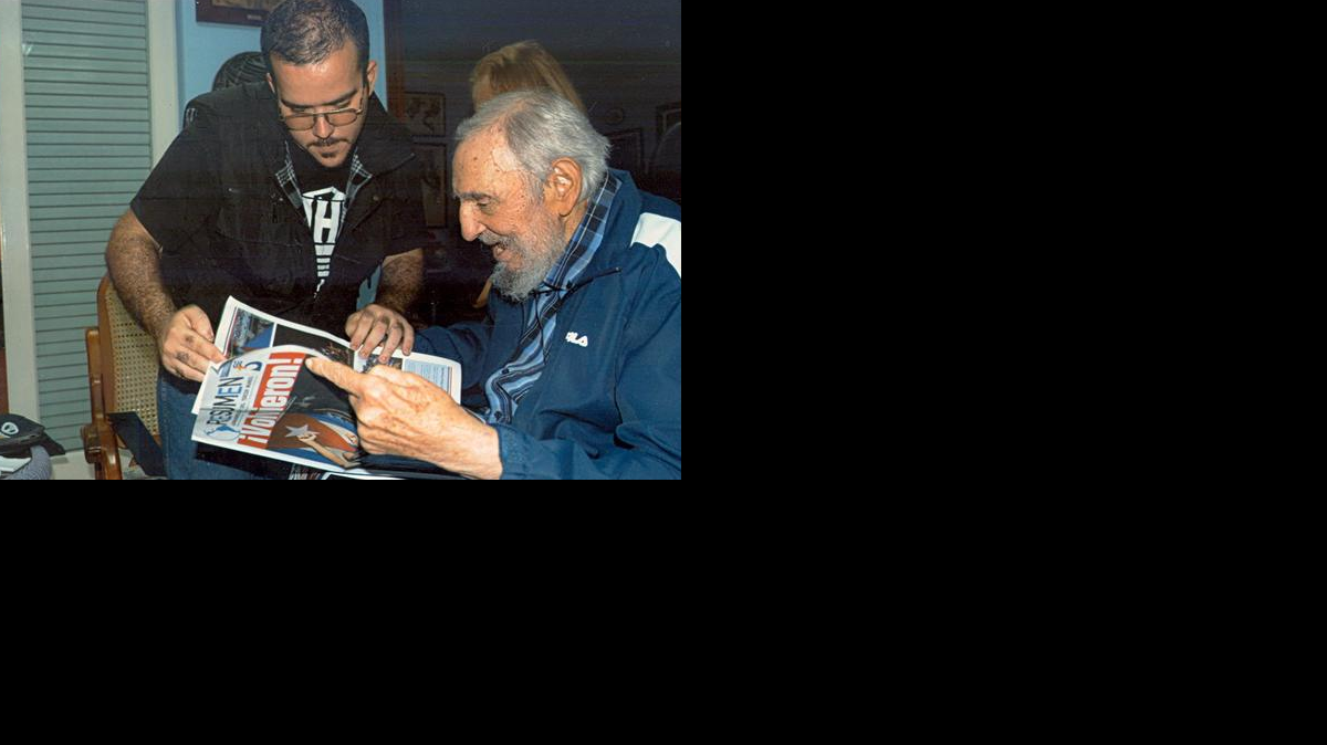 
Fotografía del 23 de enero de 2015 cedida por Cubadebate donde se ve al ex gobernante de Cuba Fidel Castro (d) durante una reunión con el presidente de la Federación Estudiantil Universitaria de La Habana (FUE), Randy Perdomo (i), en La Habana (Cuba). EFE/Estudios Revolución

