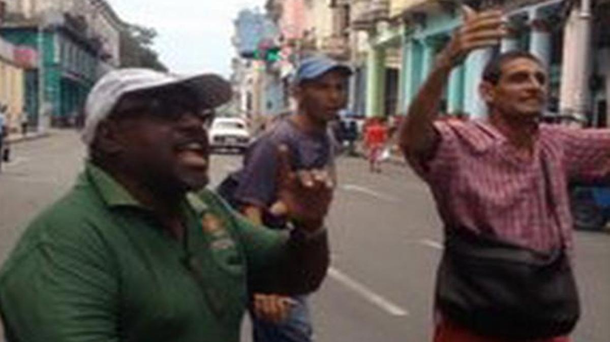 
Opositores cubanos marchan por una calle de La Habana para recordar “El Maleconazo”, el miércoles 5 de agosto de 2015. 
