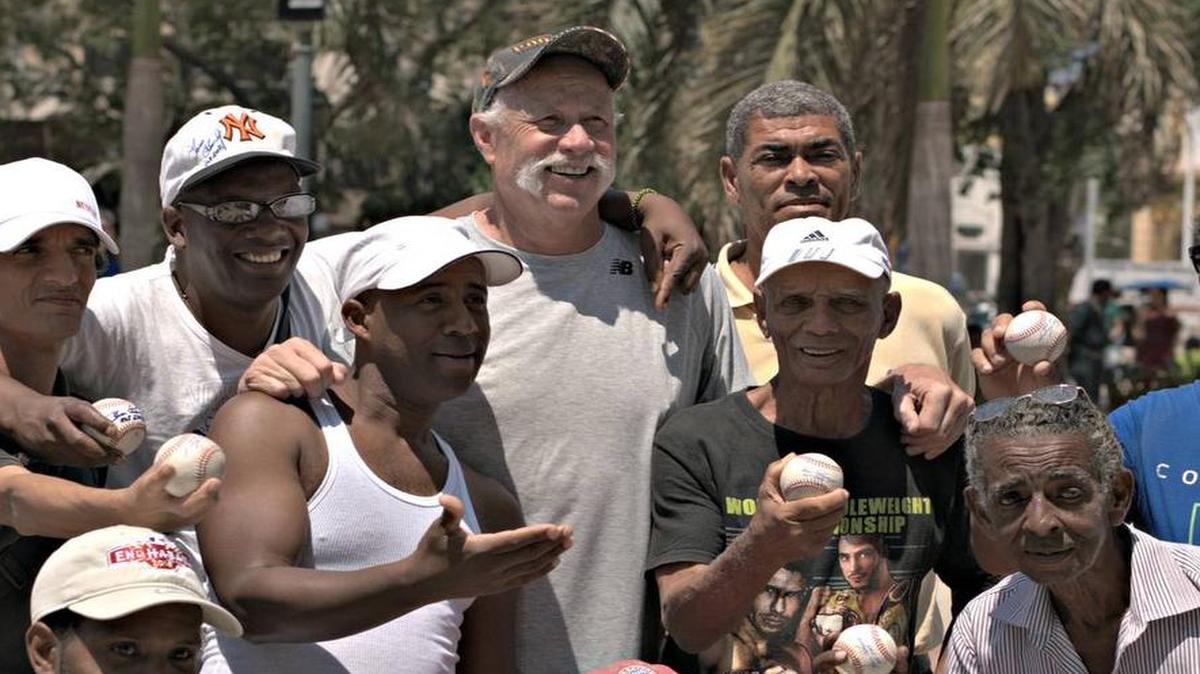 Rich “Goose” Gossage (centro), ex lanzador estrella de los Yankees, rodeado de fanáticos durante un viaje reciente a Cuba.