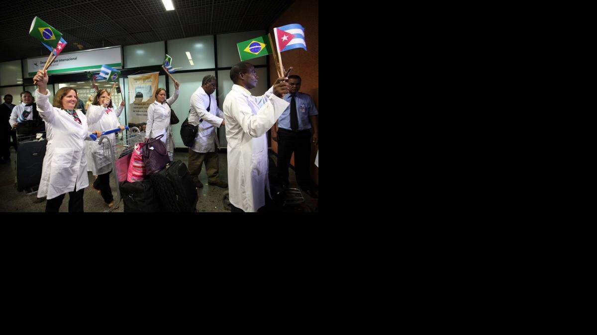 
Médicos cubanos llegan el 24 de agosto del 2013, al aeropuerto de Brasilia. La presidenta brasileña, Dilma Rousseff, anunció a inicios de julio pasado un programa para incorporar médicos extranjeros a la sanidad pública, sobre todo en las zonas má remotas y pobres del país. 
