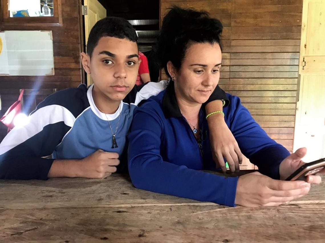 Alejandro Larrinaga, de 13 años, (izquierda), y su madre Addis Torres, en el campamento en Gualaca.