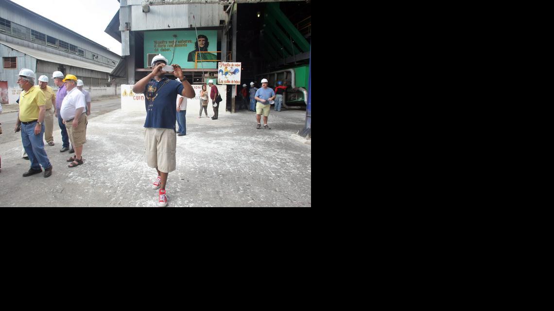 
Un grupo de empresarios del sector agrícola de Estados Unidos, agrupados en la ‘Coalición Agrícola de EEUU por Cuba’, visitan el martes el centro azucarero 30 de Noviembre, en el occidente del país.
