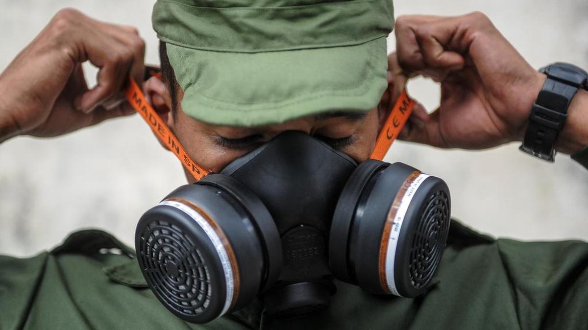 Las autoridades de salud, con la ayuda del ejército cubano, fumigan contra el mosquito Aedes aegypti, para evitar la propagación del virus zika, el chikungunya y el dengue en una calle de La Habana, el 23 de febrero de 2016. 