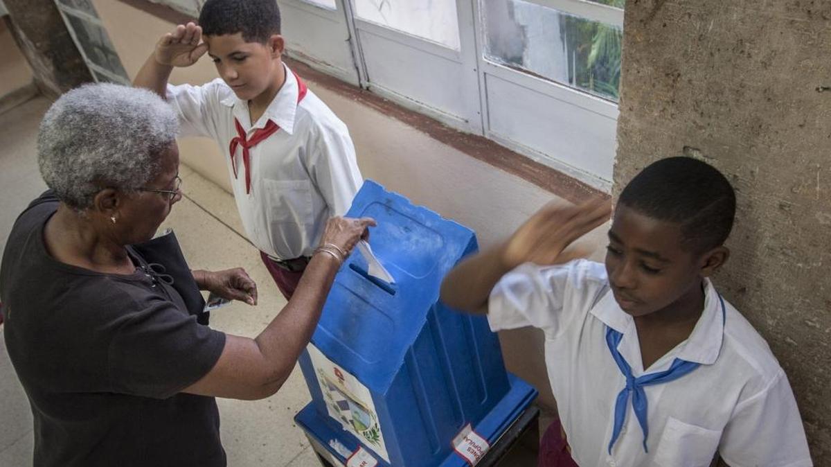 ARCHIVO: Una mujer deposita su voto en un centro votación en La Habana el 26 de noviembre del 2017 durante unas elecciones municipales.