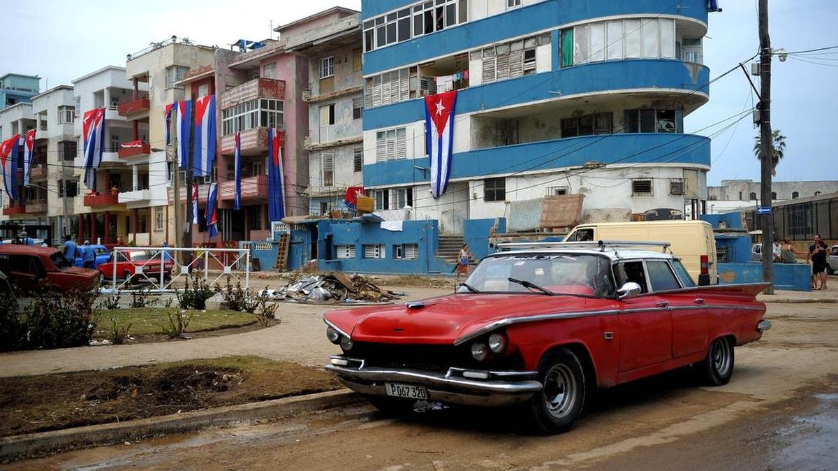Banderas cubanas cuelgan de balcones durante la limpieza posterior al paso del huracán Irma en La Habana, el 12 de septiembre de 2017.