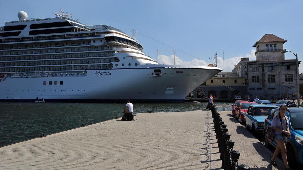 El crucero ‘Marina’ de la compañía Norwegian Cruise Line Holdings Ltd., con sede en la Florida, permanece fondeado en la bahía de La Habana el jueves 9 de marzo de 2017. El ‘Marina’ arribó a la capital cubana con con 1,250 pasajeros en su primer viaje a la isla.