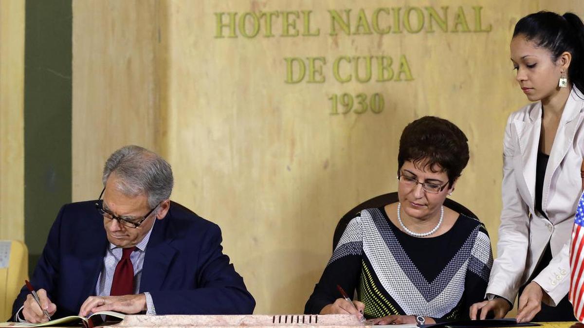 El embajador estadounidense en La Habana, Jeffrey DeLaurentis, y la viceministra cubana de Transporte, Marta Oramas, firman un acuerdo sobre búsqueda y salvamento aeronáutico y marítimo entre Cuba y Estados Unidos, este miércoles 18 de enero de 2017, en La Habana.