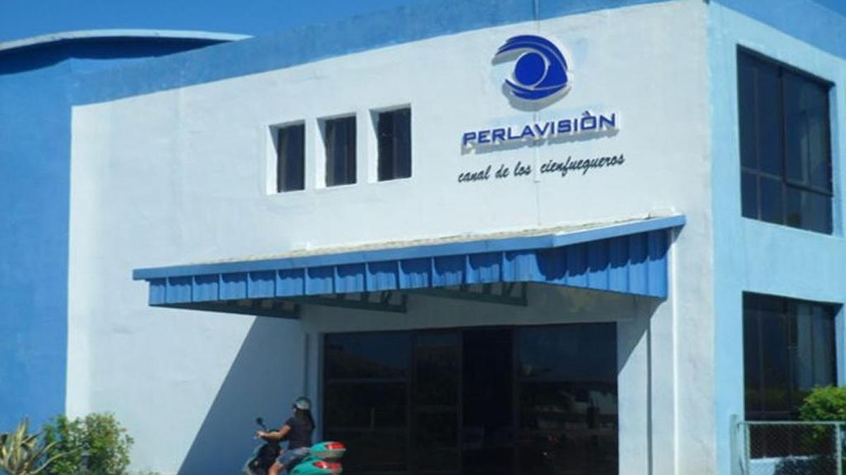 La fachada del canal de televisión Perlavisión en Cienfuegos