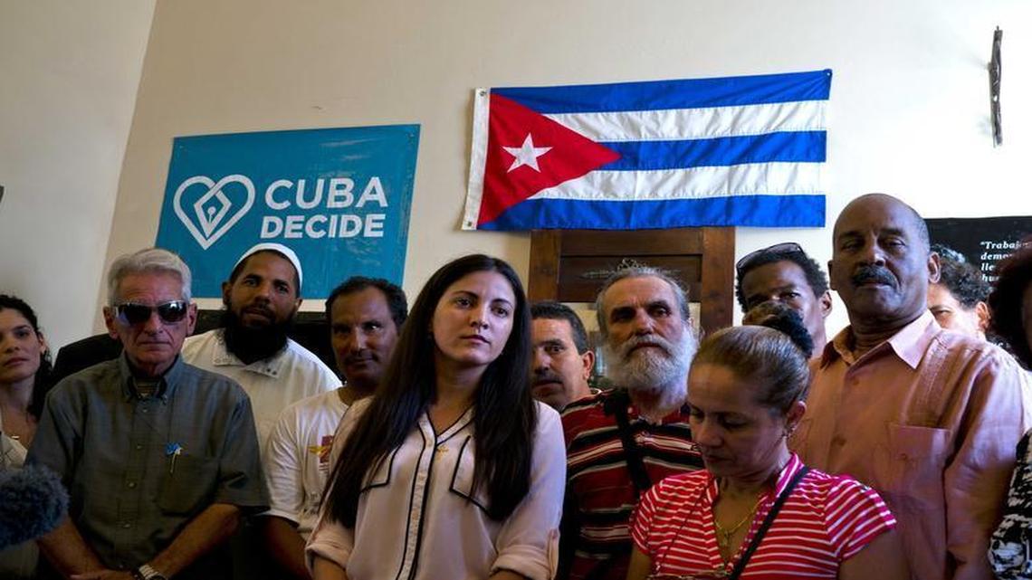 Rosa María Paya (centro), hija del fallecido dirigente opositor cubano Oswaldo Payá, hace declaraciones a la prensa con otros miembros de su organización tras una ceremonia de entrega de premios en La Habana el 22 de febrero del 2017.