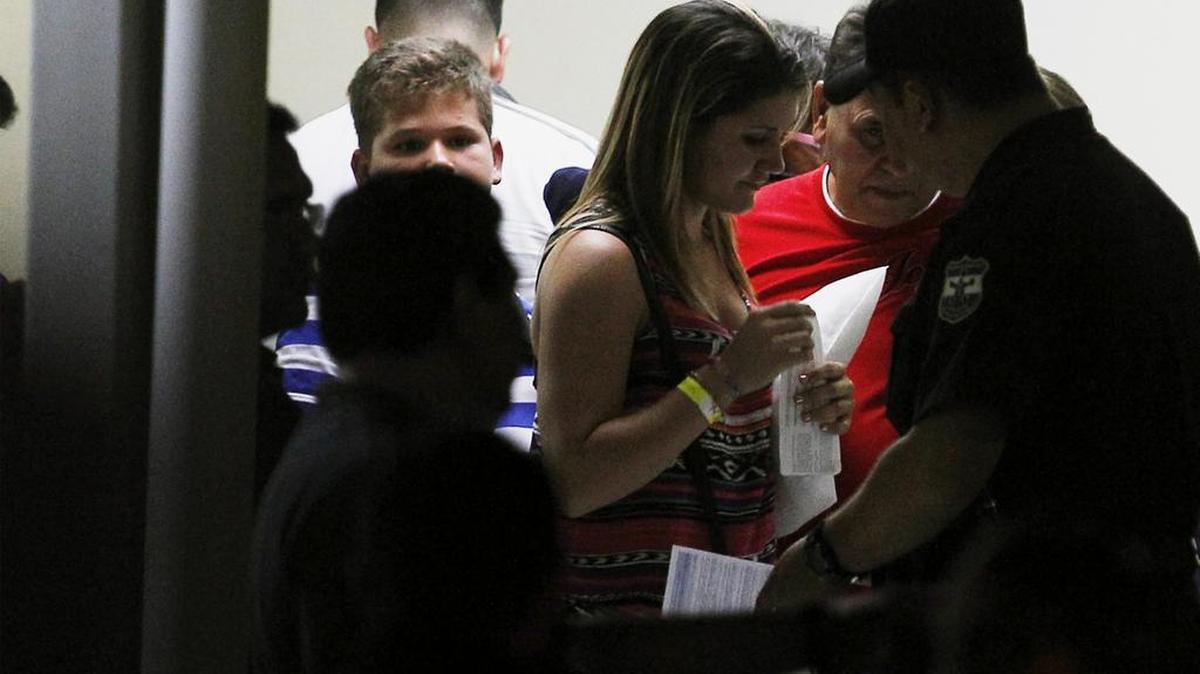 Cubanos en tránsito hacia EEUU muestran su documentanción hoy, viernes 5 de febrero de 2016, en el Aeropuerto Internacional Monseñor Oscar Arnulfo Romero y Galdámez, ubicado a 40 kilómetros al sur de San Salvador.