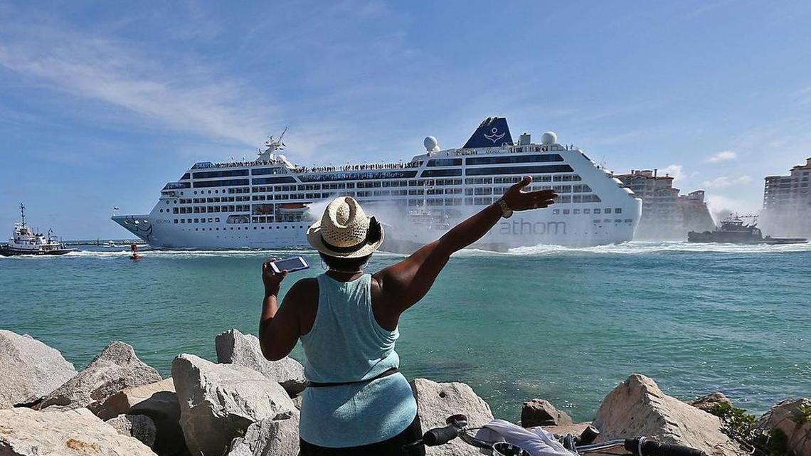 Una mujer saluda a los pasajeros del crucero Adonia a su salida del puerto de Miami en ruta hacia Cuba en mayo del 2016.