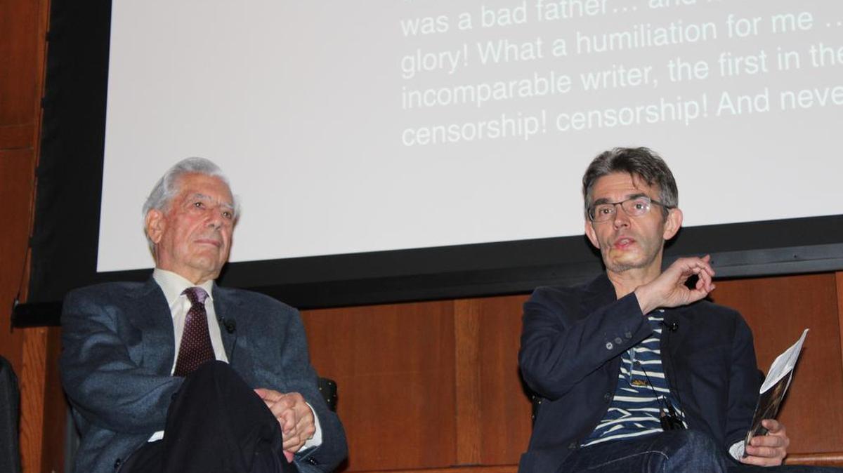 El Premio Nobel Mario Vargas Llosa y el periodista francés Philippe Lançon durante una charla sobre la libertad de expresión en la Universidad de Princeton el jueves.