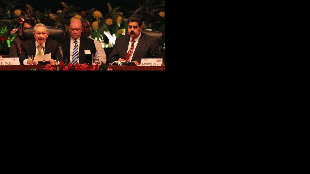 
El gobernante de Cuba, Raúl Castro (i), pronuncia un discurso junto a su homólogo de Venezuela, Nicolás Maduro (d), durante la sesión plenaria de la XIII Cumbre de la Alianza para los Pueblos de América (ALBA) hoy, domingo 14 de diciembre de 2014, en La Habana (Cuba). En su discurso inaugural Castro, expresó su "solidaridad" con Venezuela así como su "más enérgica condena" ante las nuevas sanciones anunciadas por Estados Unidos contra el país sudamericano.

