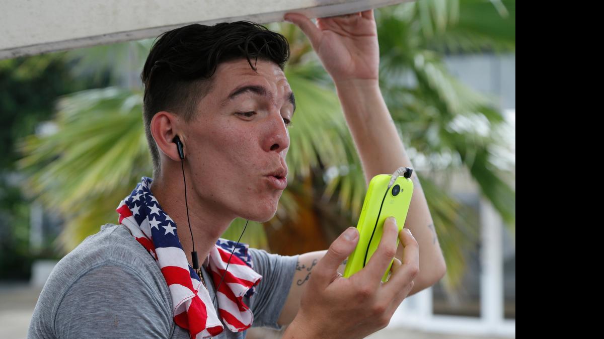 
Adonis Ortiz habla con su padre, quien vive en Estados Unidos, utilizando Wifi en un centro, en La Habana, en mayo pasado.
