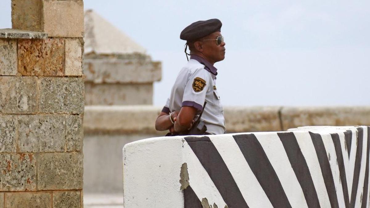 Foto de archivo de un guardia de seguridad en las afueras de la embajada de Estados Unidos en La Habana, Cuba.