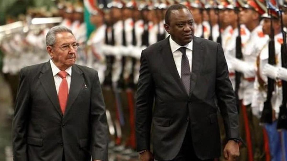 Raúl Castro y el presidente de Kenya, Uhuru Kenyatta.