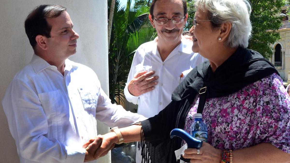 La relatora de la ONU sobre Derechos Humanos y Solidaridad Internacional, Virginia Dandan (d), se reúne con el presidente del Instituto Cubano de Amistad con los Pueblos (ICAP), Fernando González (i), el miércoles, 12 de julio de 2017, en La Habana.