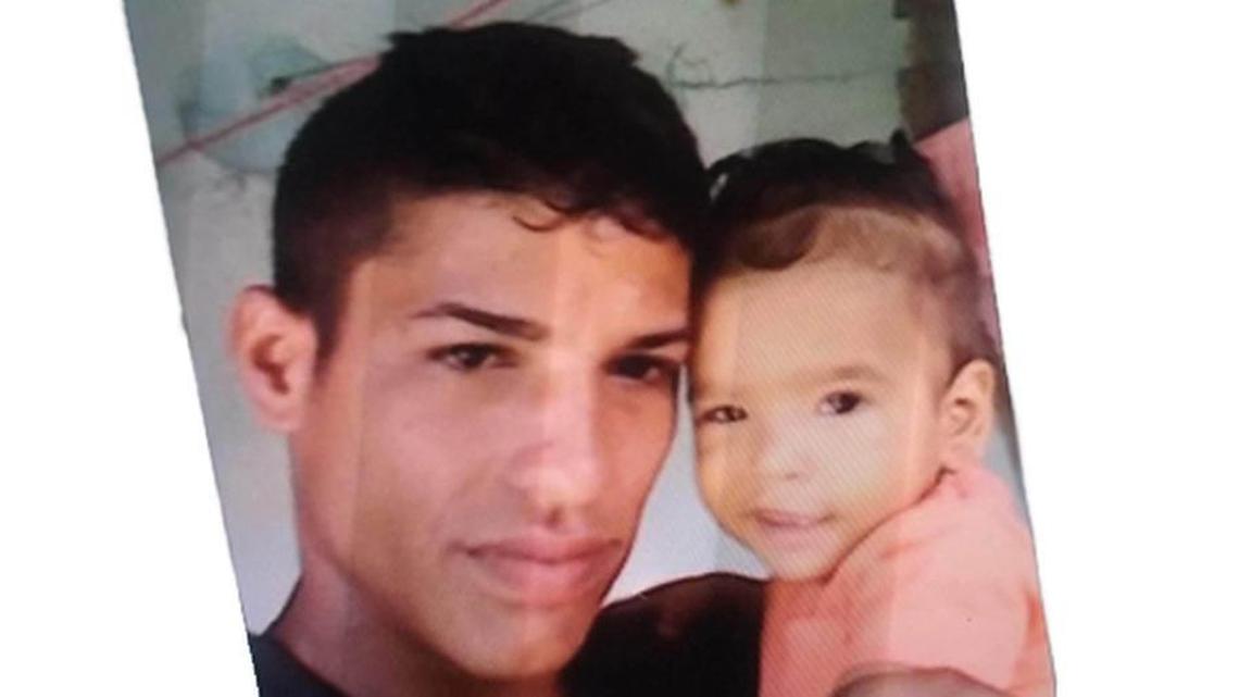 David Yamir González, de 23 años, junto a su hijo más pequeño.