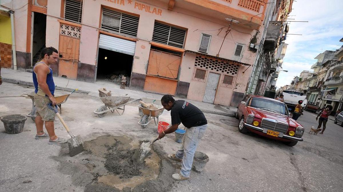 Obreros de la construcción trabajan en la reparación de un edificio el viernes 17 de septiembre de 2010, en La Habana (Cuba).