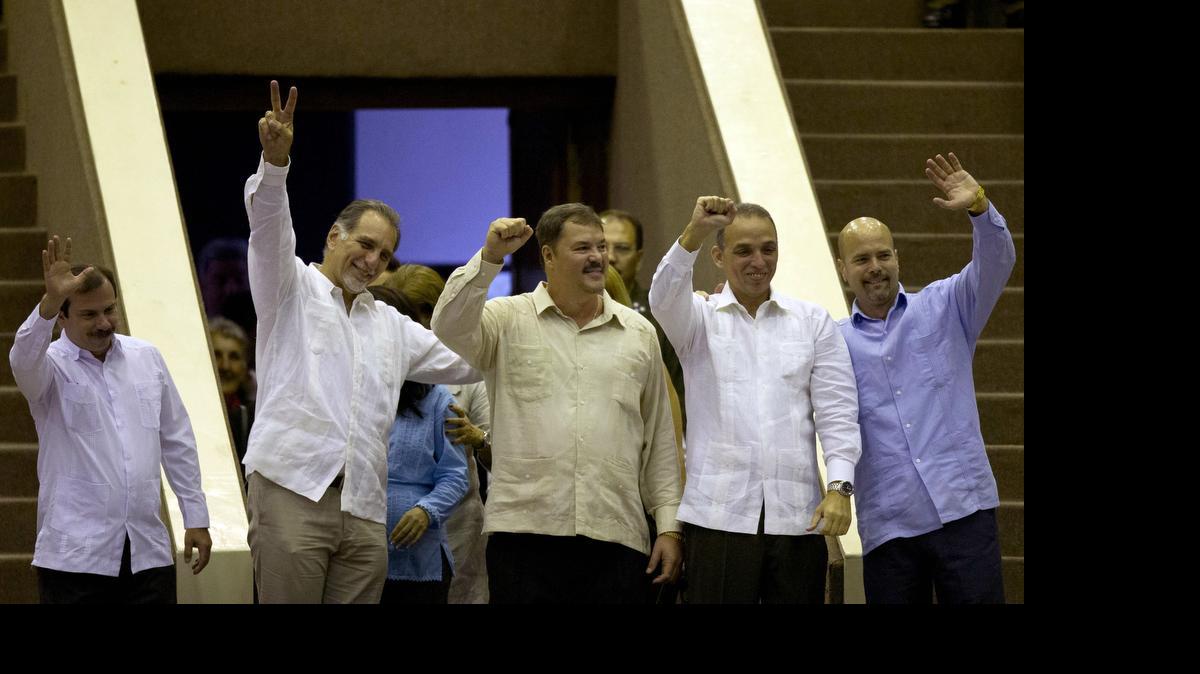 
De izquierda a derecha, Fernando González, René González, Ramón Labanino, Antonio Guerrero y Gerardo Hernández, los cuatro agentes condenados por terrorismo en EEUU, durante un acto en La Habana, el 20 de diciembre de 2014.
