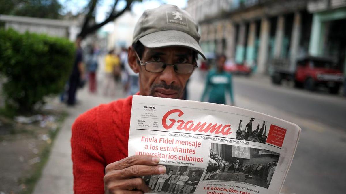 Un vendedor de periódicos muestra la portada del diario oficial Granma que publica una carta del líder cubano Fidel Castro, el 27 de enero de 2015, en La Habana.