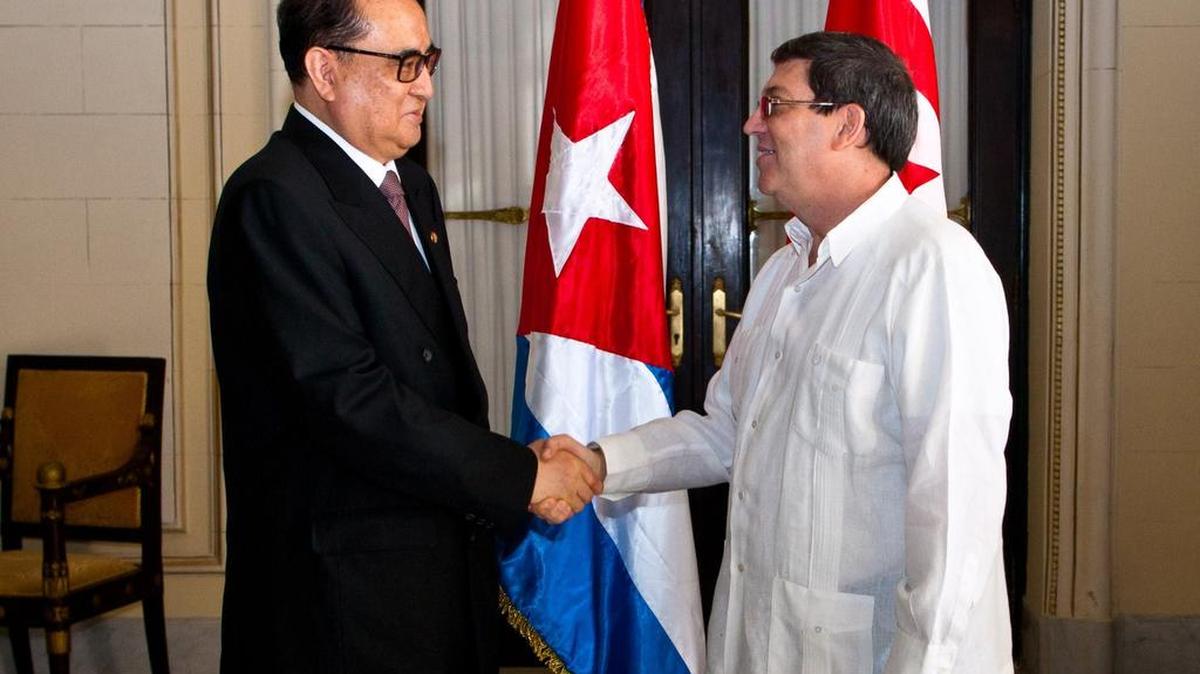 Los convenios fueron firmados por el ministro de Comercio Exterior y la Inversión Extranjera de la nación caribeña, Rodrigo Malmierca (izquierda) y el embajador norcoreano en la capital cubana, Pak Chang Yul.