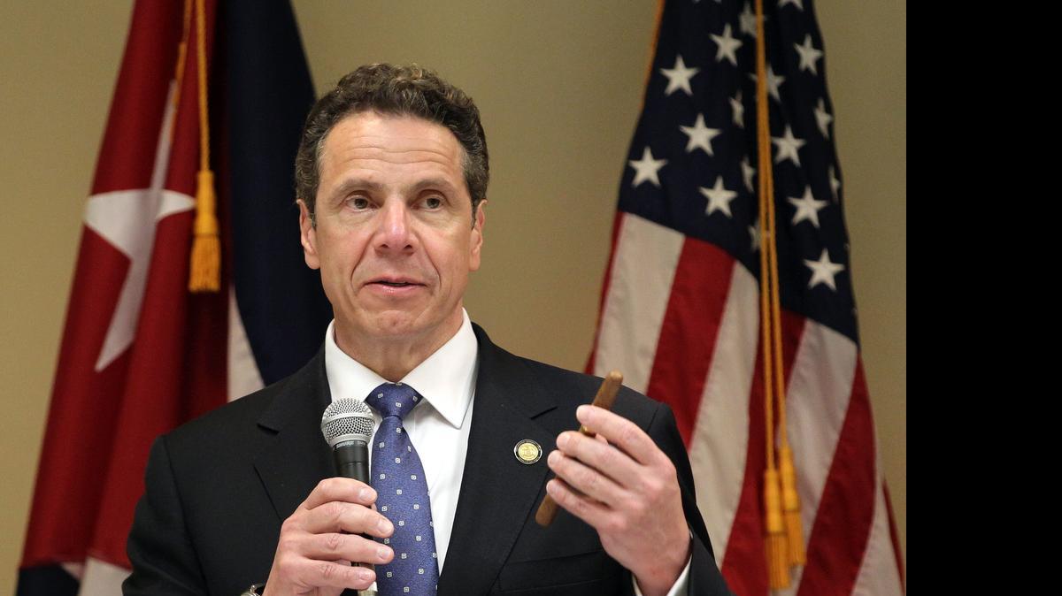
El gobernador de Nueva York, Andrew Cuomo, bromea con un tabaco cubano el lunes 20 de abril de 2015, en La Habana, mientras participa en un foro entre empresas de Cuba y Nueva York.
