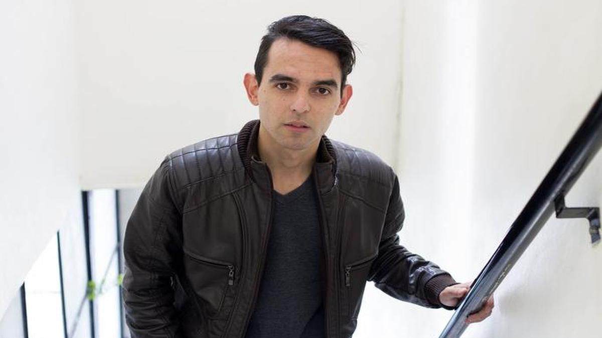 
Leandro Téllez a la entrada del apartamento que comparte con otros 12 médicos cubanos en Bogotá.

