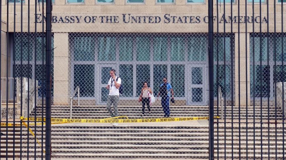 Empleados de la embajada de Estados Unidos en La Habana salen del edificio el 29 de septiembre del 2017, después que el Departamento de Estado anunció la retirada de casi todo el personal debido a que Cuba no podía garantizar su seguridad.