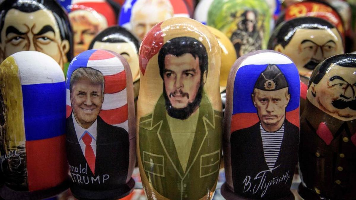 Muñecas matrioshkas con las imágenes de Donald Trump, el Che Guevara y Vladimir Putin están a la venta en un mercado en Moscú.
