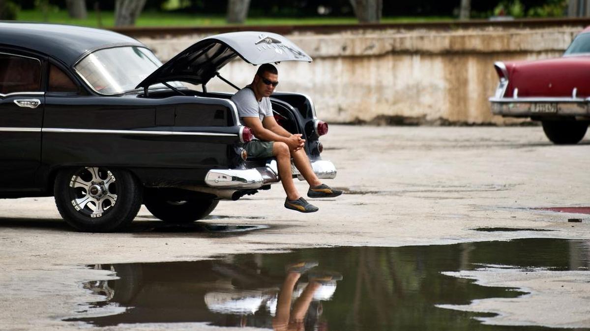 Cuba demorará dos años en superar la intensa sequía que sufre desde 2014, aún cuando se registren lluvias “aceptables”, informan este sábado medios oficiales de la isla, que trabaja actualmente en un mejor control del manejo del agua, especialmente la dirigida al consumo humano y a la agricultura. En la foto, imagen de un cubano en La Habana, el 31 de marzo.