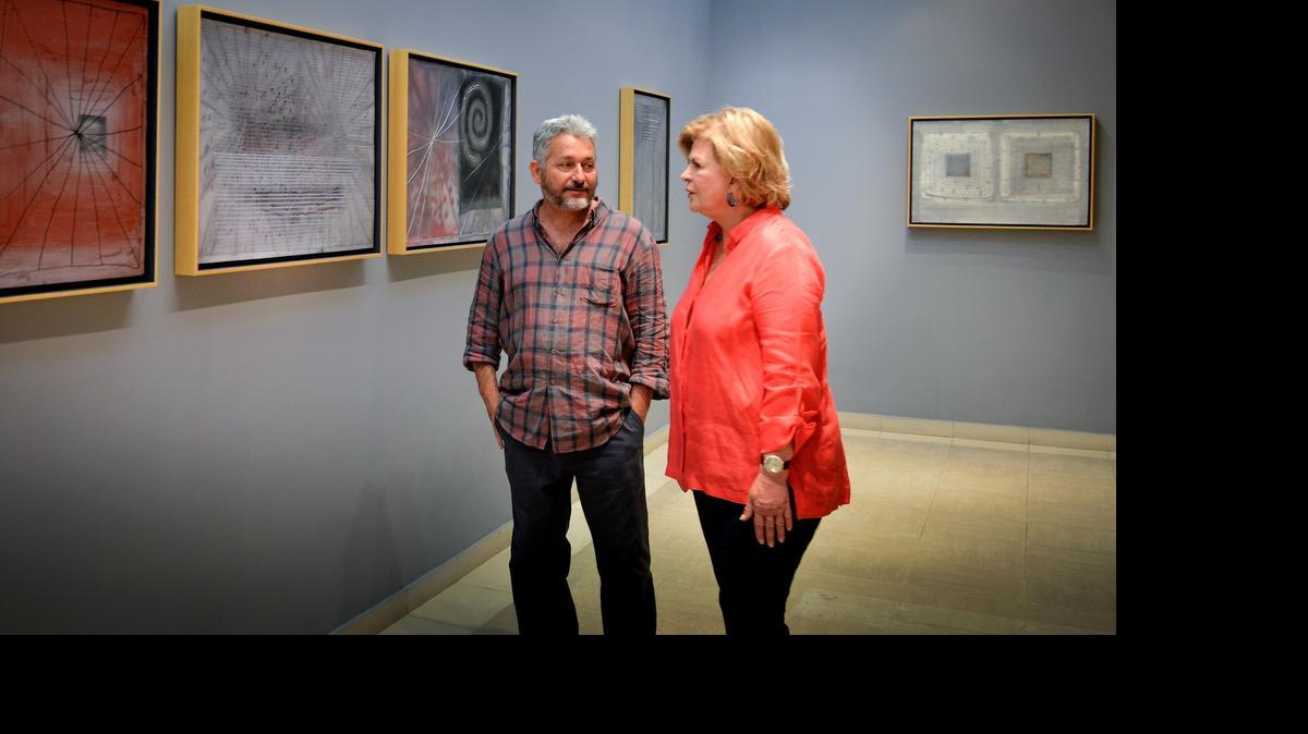 
El pintor cubano Gustavo Pérez Monzón (izq.) y la CEO de CIFO Fundation, Ella Fontanals-Cisneros, en la exibición del artista en La Habana. Monzón regresó a Cuba para paraticipar en la XII Bienal de La Habana.

