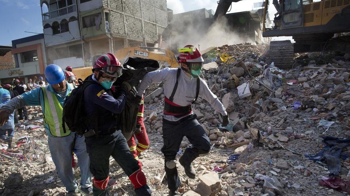 Rescatistas sacan un cuerpo de las ruinas de un edificio en Portoviejo, Ecuador, el lunes 18 de abril de 2016, después de un terremoto de 7.8 grados que estremeció al país el sábado.